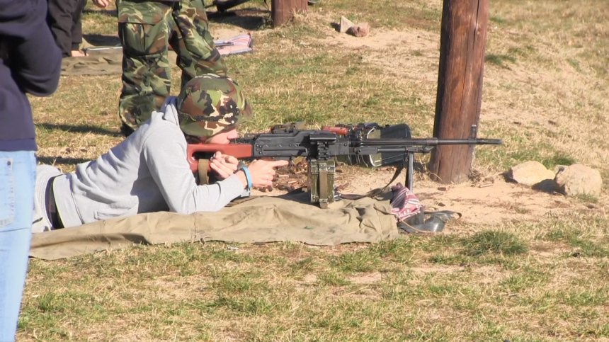 Въвеждат военно обучение за учениците от 10 и 11 клас