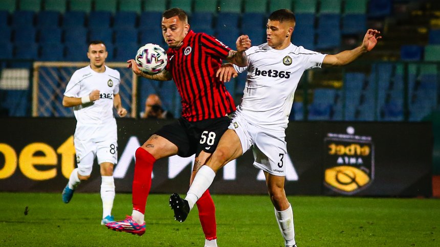 "Локо" (Сф) удари 10 от "Славия" с 1:0, фенове се биха на трибуните