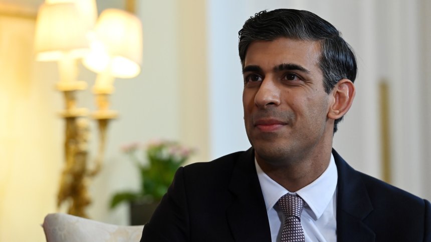 Великобритания ще мести мигрантите от хотели във военни бази