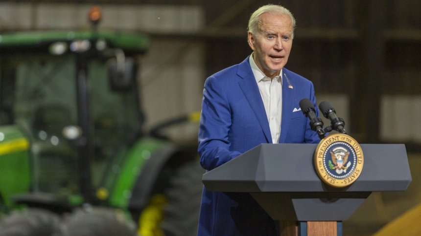 Байдън няма да ходи в Украйна, обсъжда по телефона действията на Русия