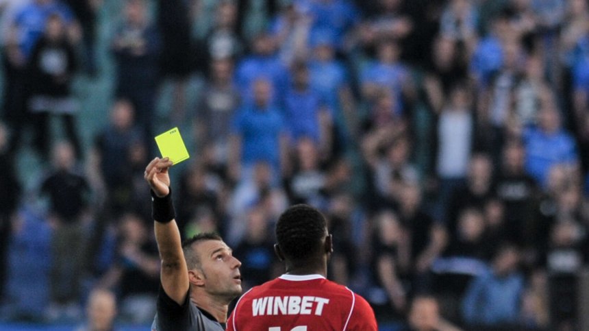 Спряха правата на водещ футболен съдия у нас