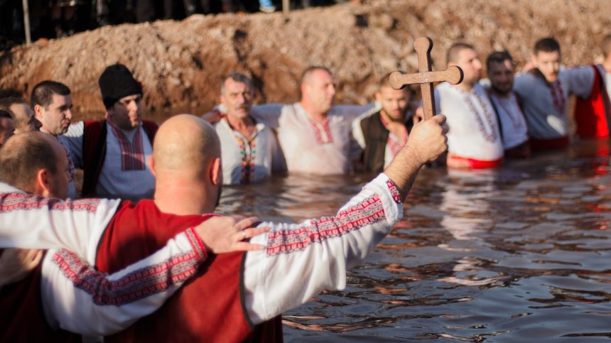 Магията на Богоявление: Предложение за брак в ледените води и изгубен кръст