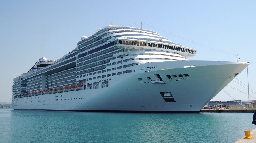 Безкрайни смени и много пари? Каква е реалността зад работата на круизен кораб