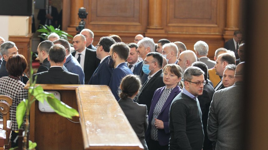 ГЕРБ скочиха на БСП заради думата "престъпление" от трибуната на НС