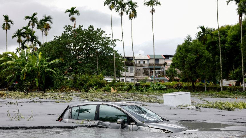 Супертайфунът  "Рагаса": Милиони евакуирани в Китай, мъртви рибари и изчезнали хора