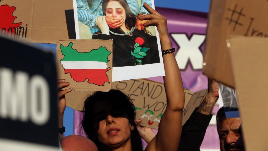 Хвърлиха бомба срещу иранското посолство в Атина