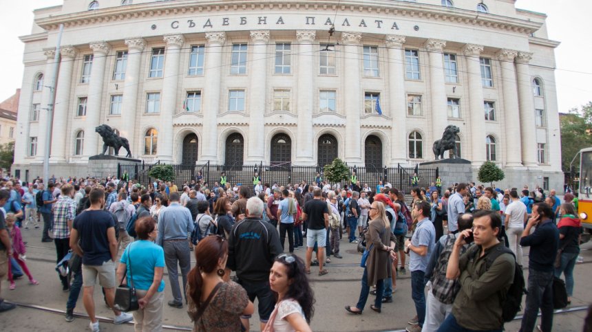 Стотици на протест в София в подкрепа на задържаните журналисти