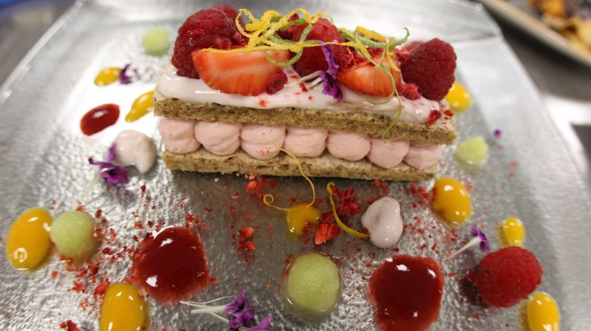 "Обичам сладкиши и бургери": Храни ли се здравословно българинът?