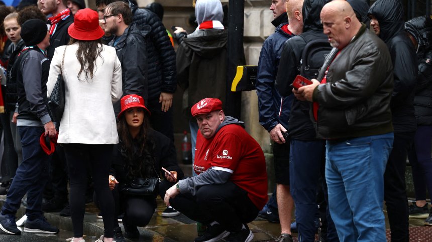 Нападение с кола помрачи празненствата в Ливърпул (СНИМКИ)