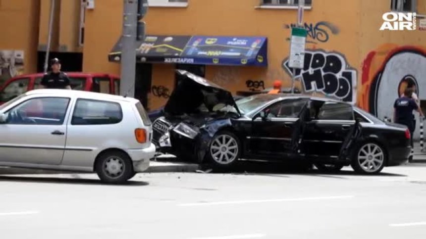 Две коли се блъснаха в София, свалиха контактна мрежа на градския транспорт