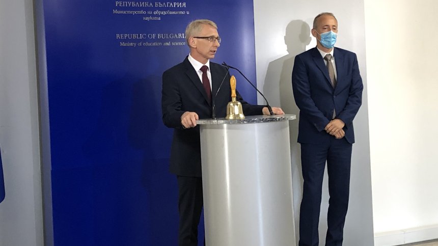 Новият просветен министър пое поста от Вълчев и обяви за матурите