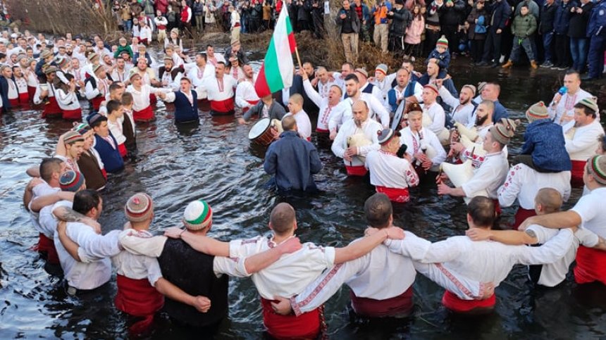 В леденото хоро в Калофер се включи и жена, стотици се събраха край водите на Тунджа