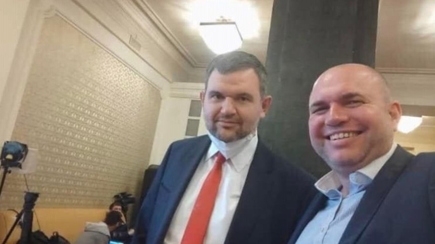 Оставка след селфи: Панев напуска зам.-председателския пост на ПГ на ДБ