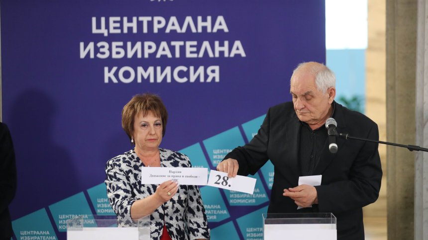 Партиите не залагат на нумерологията, а на обещанията: Избирателите могат да четат