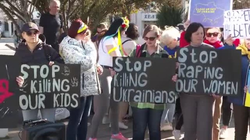 Протестиращи в Бургас разпръснаха прекършени цветя като символ на жертвите на войната
