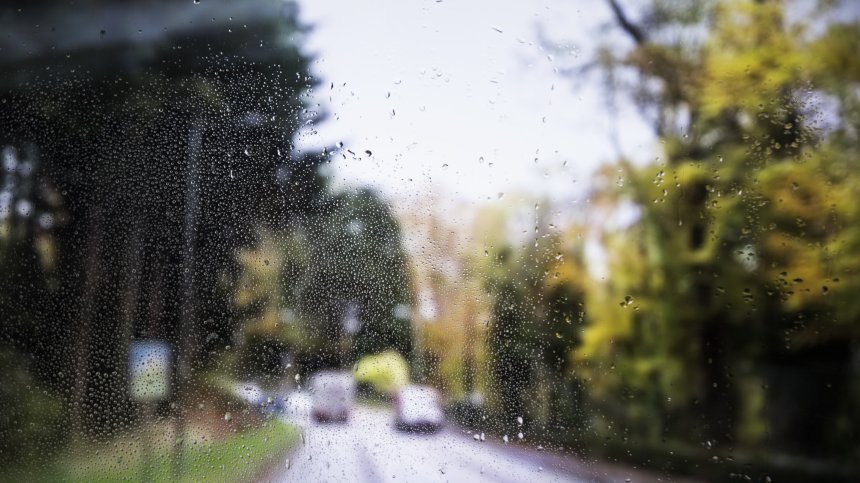 Облачен и дъждовен край на седмицата с риск от гръмотевични бури и градушки