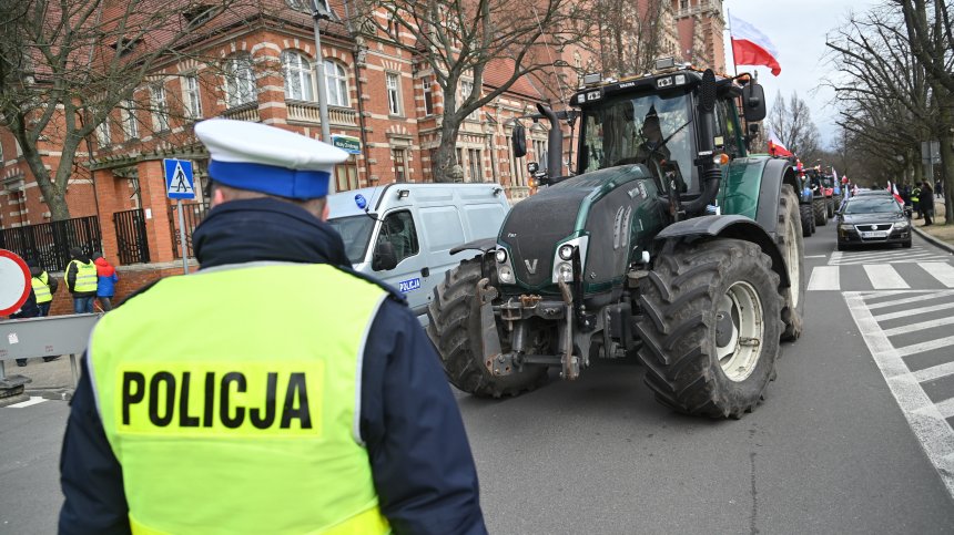 Полша забранява вноса на украинска селскостопанска продукция, ще защити фермерите си