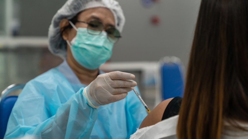 Създателят на AstraZeneca: Бустерни ваксини два пъти в годината "не е устойчиво решение"