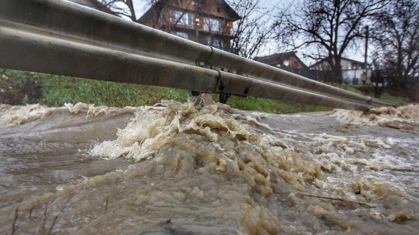 Бедствено положение в Трън, река Ерма заля дворове и къщи