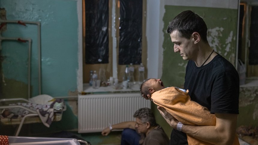 Руска ракета уби бебе след атака на родилен дом в Запорожка област
