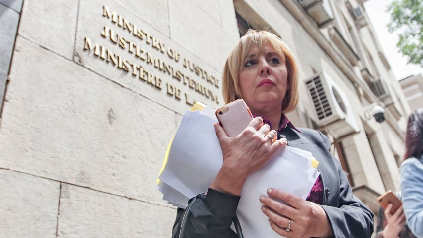 Манолова внася искова молба срещу Борисов до края на седмицата