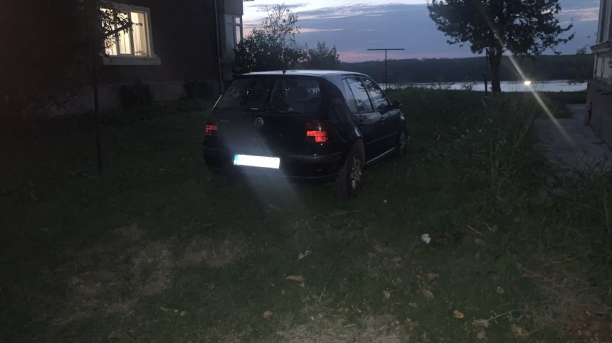 Поредно нагло паркиране в зелени площи край църква в Русе 