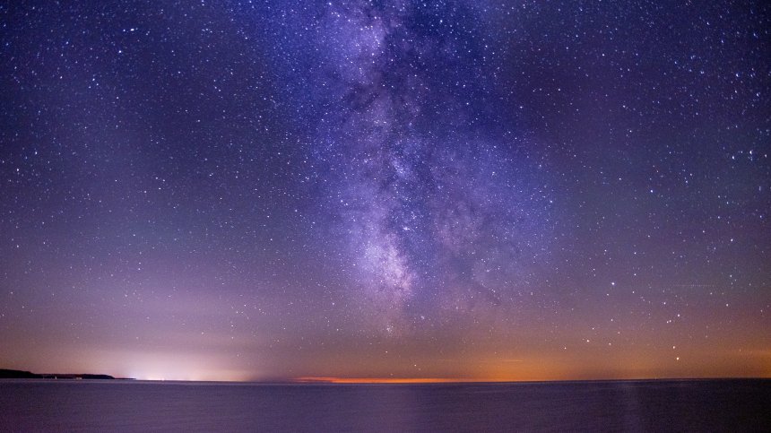 НАСА забеляза мистериозни червени обекти