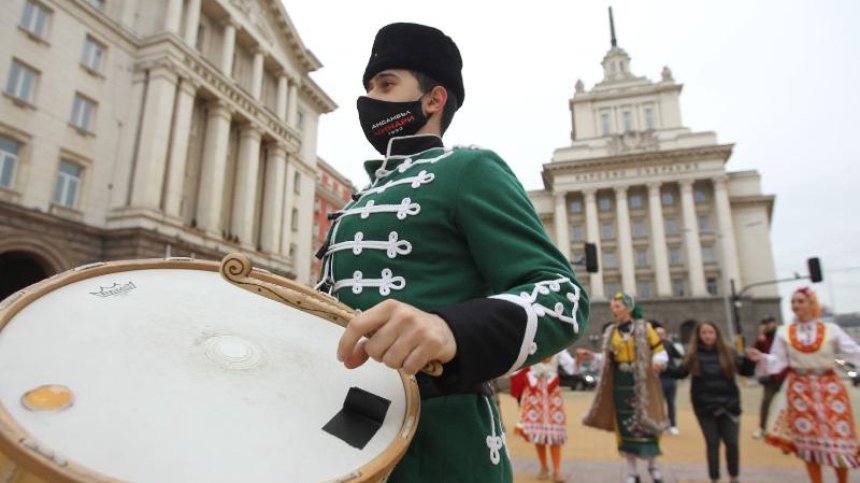 С танц под прозорците на МС ансамблите зоват за равнопоставеност