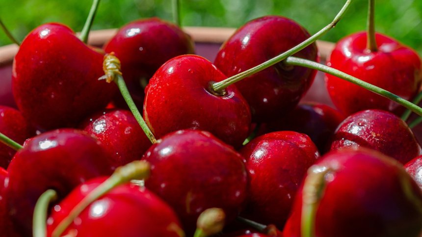 Търговци на череши поставят подвеждащи надписи, за да примамят клиенти