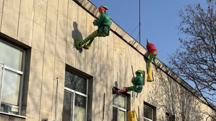 Приказни герои се спуснаха на въжета при малките пациенти в болница ИСУЛ