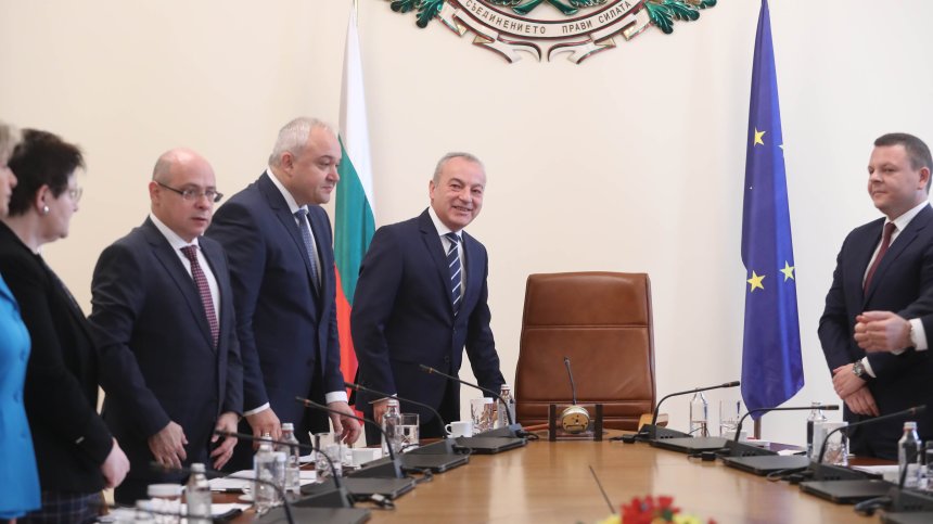 Кабинетът си пише отличен 6 за изборите, безработицата и връщането на държавата на границата