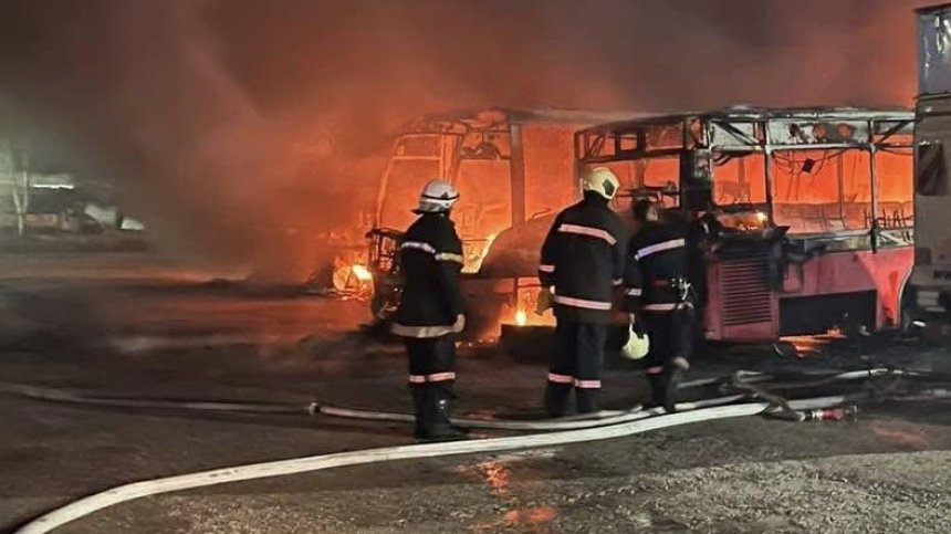 Изгоряха три автобуса и влекач на паркинг в Костинброд