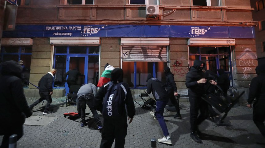 Протестиращи потрошиха офис на ГЕРБ в район "Оборище"