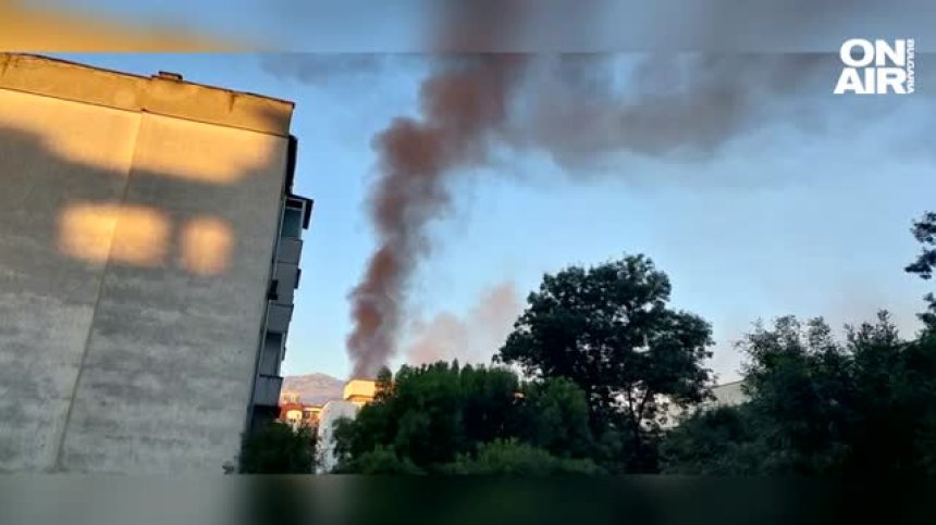 Пожар в блок в столичния кв. "Иван Вазов", на място са няколко екипа