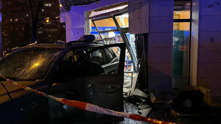 Кола се вряза в магазин в София, има ранени
