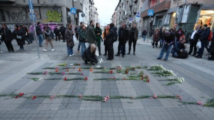 Близки на загинали при катастрофи протестират в центъра на София