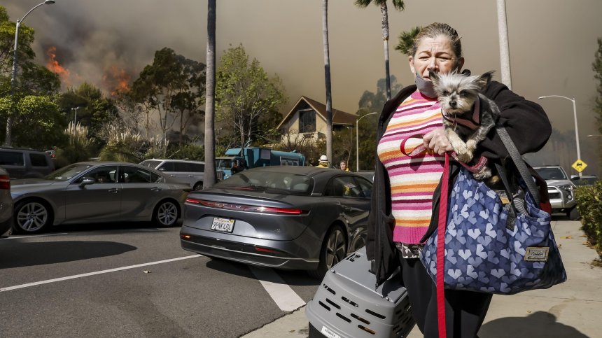Евакуирани от пожара в Лос Анджелис: Небето почервеня и беше страшно