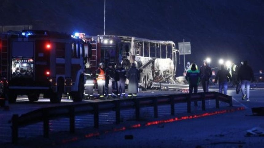 Уволниха митничари, пропуснали автобуса, катастрофирал на АМ "Струма"