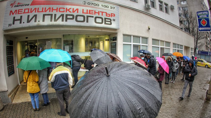Отново опашки за ваксина пред "Пирогов", Омикрон прави петата вълна доста по-различна