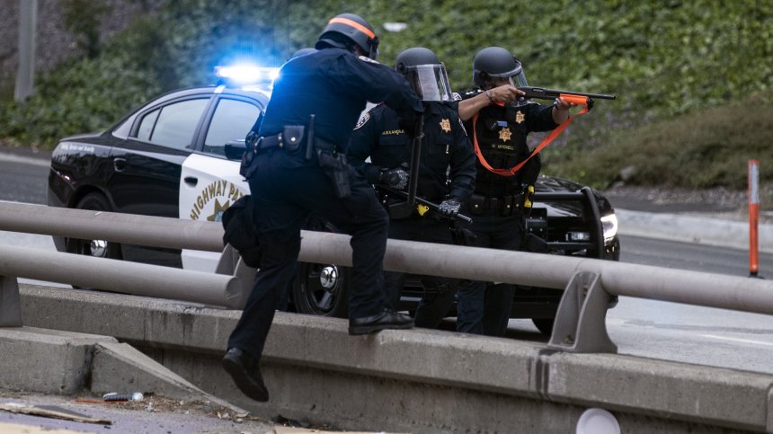 Обвиниха полицая от Минеаполис за убийството на Джордж Флойд