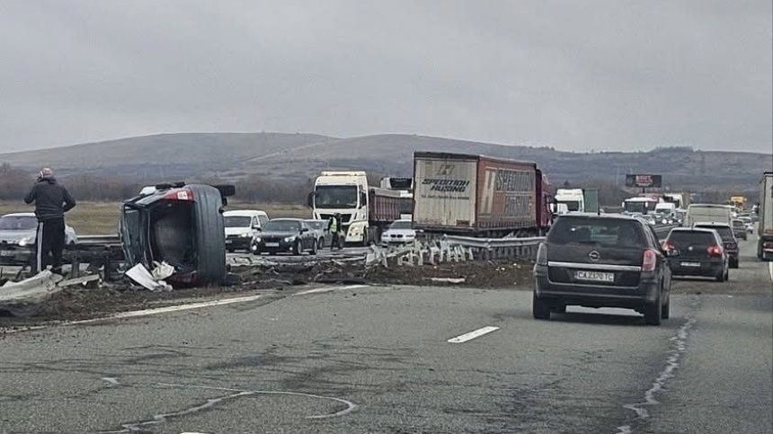 Камион удари кола на АМ "Струма" в посока София