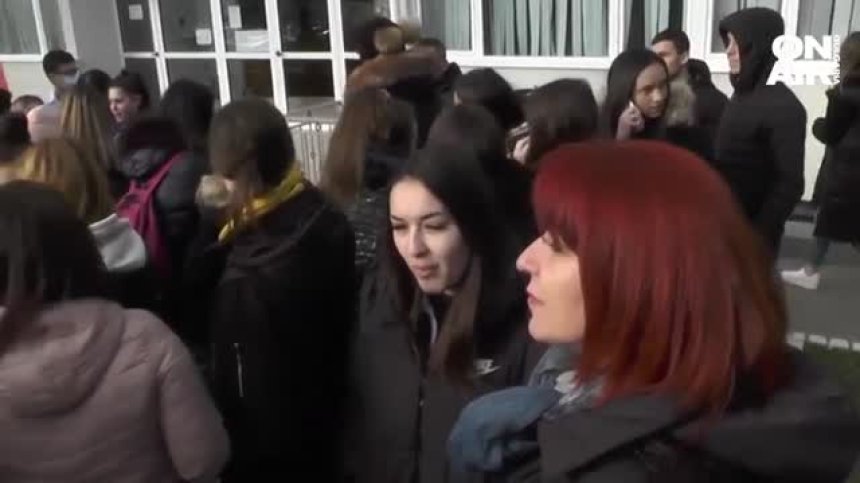 Варненски ученици протестираха заради уволнен учител, намесиха украинските бежанци