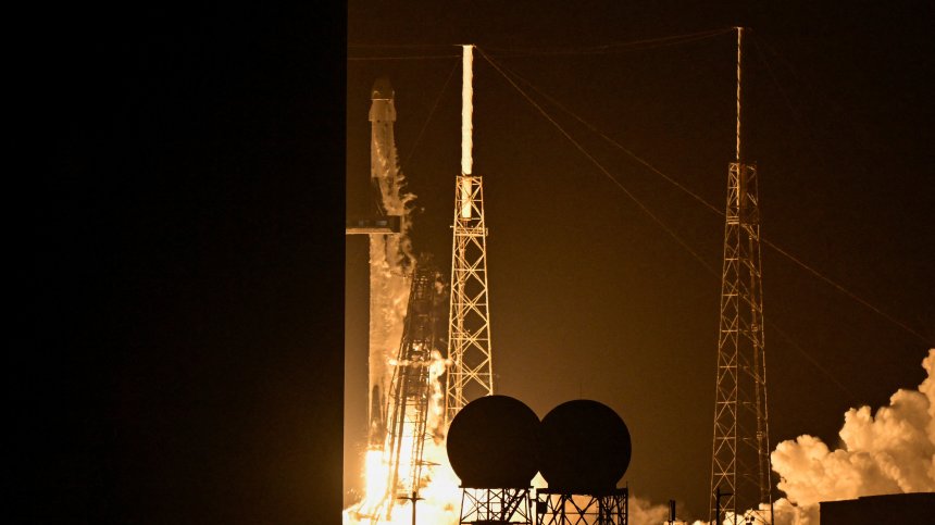 Петък 13-и се оказа щастлив: SpaceX изпрати нов екипаж към МКС