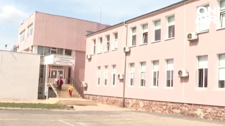 Дете е пребито от връстник в учебно време, съучениците му снимат побоя