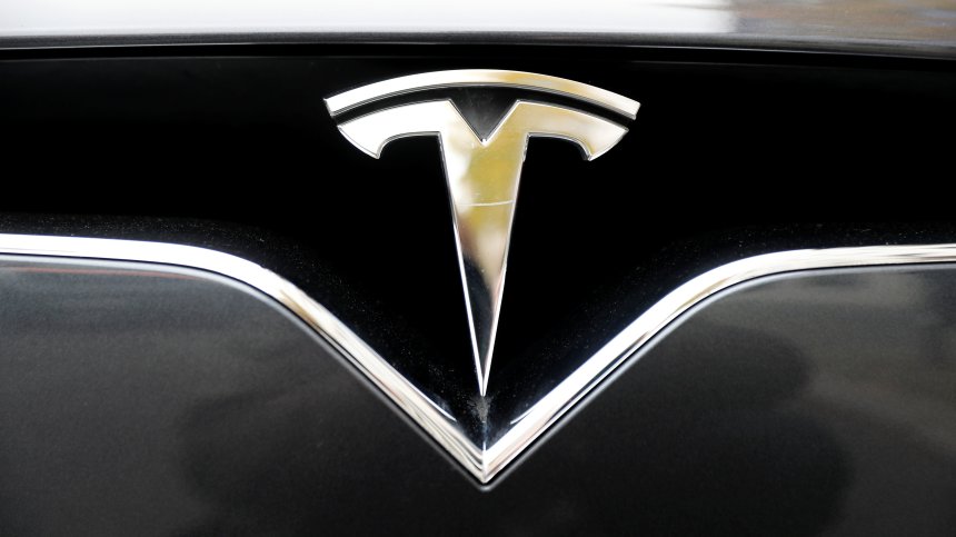 Автопилот на Tesla обърка дете с конус (+Видео)