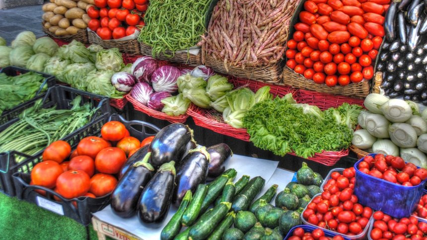 Цените на храните продължават да растат, ядем по-скъпи домати и краставици