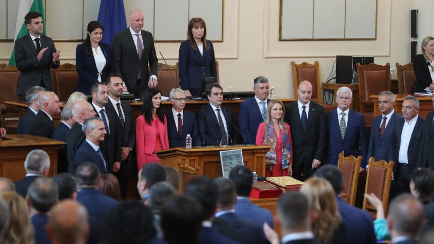 "Алфа рисърч": Близо 77% от гласувалите за ГЕРБ-СДС и ПП-ДБ подкрепят съставянето на редовния кабинет