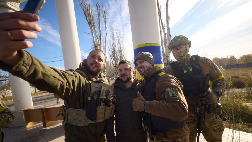 Военни се редят за селфи със Зеленски на площада в Херсон