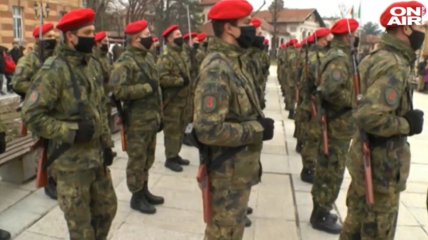 С литургия, панихида и шествие почетоха Апостола в родното му Карлово