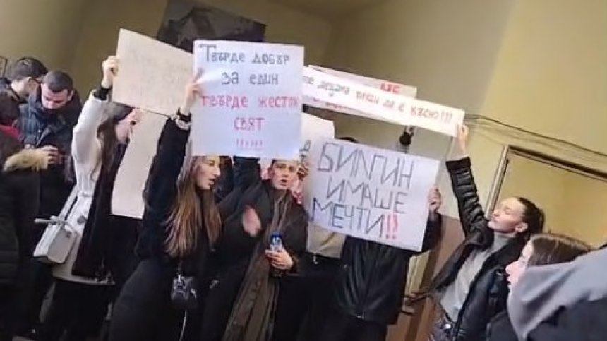 Ученик се е самоубил след тормоз от учител, ученици скандират "Оставка" в Нова Махала (+ВИДЕО)